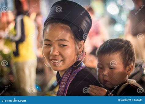 未认出的hmong女孩运载的婴孩在sapa，老街，越南 编辑类库存图片 图片 包括有 老挝人 文化 52208794