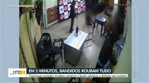 Vídeo Criminosos rendem funcionários e assaltam comércio em Luziânia