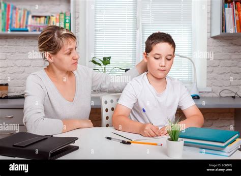 éducateur Avec Enfant Et Mère Banque De Photographies Et Dimages à