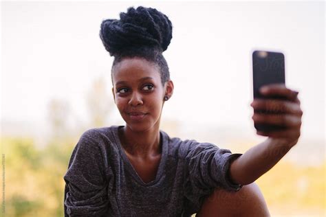 African American Woman Taking A Selfie Del Colaborador De Stocksy Vero Stocksy