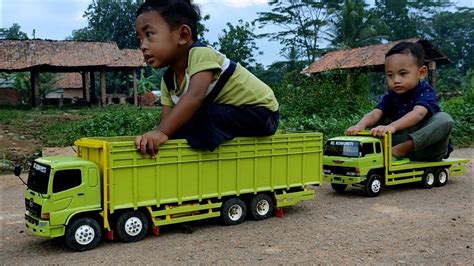 Konfoy Truk Hino Vs Hino Ranger Rc Bermuatan Anak Anak Miniatur