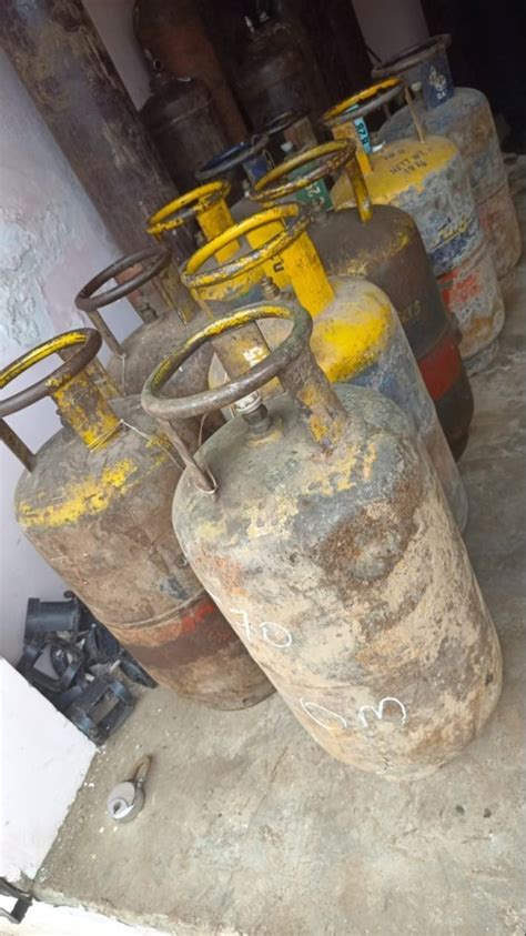 Stainless Steel LPG Commercial Gas Cylinder Packaging Size 19 Kg 38