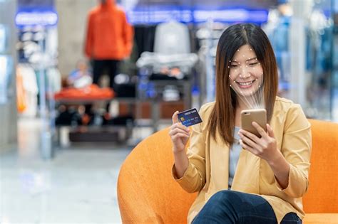 mujeres asiáticas que usan la tableta tecnológica para el control de