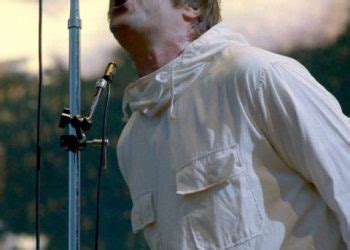 Liam Gallagher Knebworth Trailer Foto E Poster Dell Evento