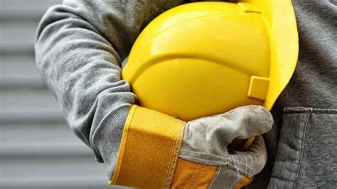 Mentre Esegue Lavori Rimane Schiacciato Tra Camion E Ringhiera 56enne