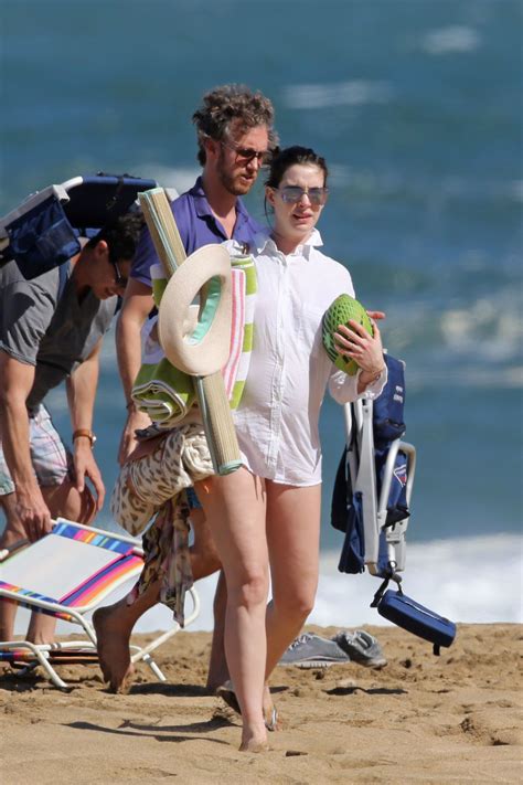 Anne Hathaway In Bikini Spending Christmas And New Year In Hawaii 1 4 2016 CelebMafia