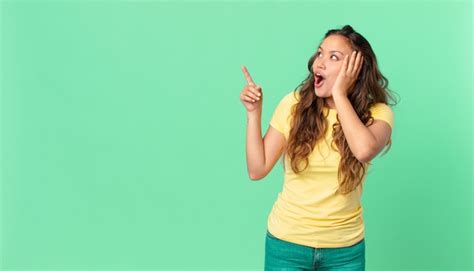 Mujer Bonita Joven Que Se Siente Feliz Emocionada Y Sorprendida Y