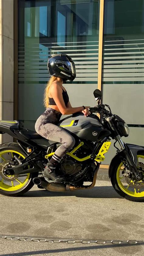Bikergirl On Naked Bike Yamaha MT 07 Motorcycle Motorrad Roder Bikegirl Viral