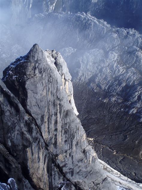 Carstensz Pyramid_2007_05 | Adventure travel, Himalayas mountain, Pyramids