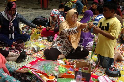 LOMBA KREASI DAUR ULANG SAMPAH ANTARA Foto