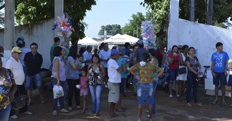 G1 Moradores de Ariquemes RO lotam cemitérios no Dia de Finados