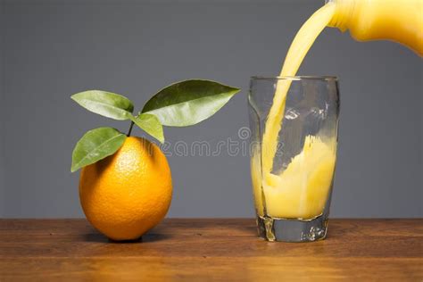 Sumo De Laranja Fresco Imagem De Stock Imagem De Fluir