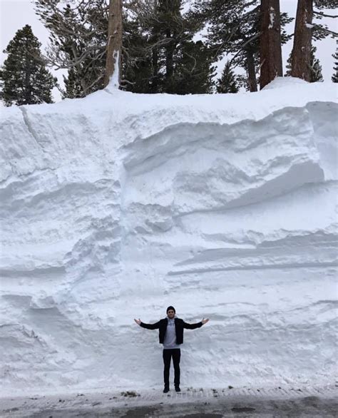 How much snow is there in Mammoth Lakes? This much! : r/pics