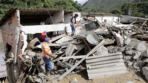 Video Suben A Los Muertos Por La Avalancha En Quetame Y Quedan Tres