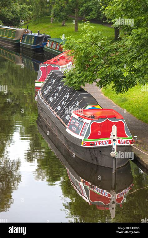 Traditional Narrowboats Hi Res Stock Photography And Images Alamy