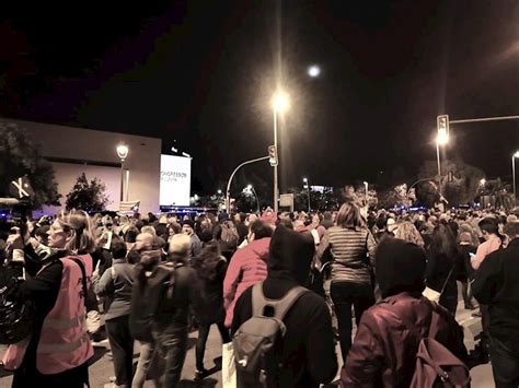 Unas Personas En Barcelona Participan En Una Cacerolada Contra La