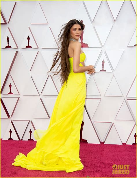 Zendaya Wore a Mask While Seated Inside at Oscars 2021 & Fans Praised Her on Twitter: Photo ...