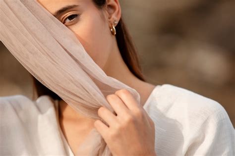 Portrait De Femme La Plage Cachant Son Visage Derri Re Un Voile