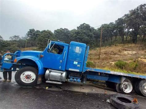 Combi cae a barranco tras chocar contra tráiler en el Estado de