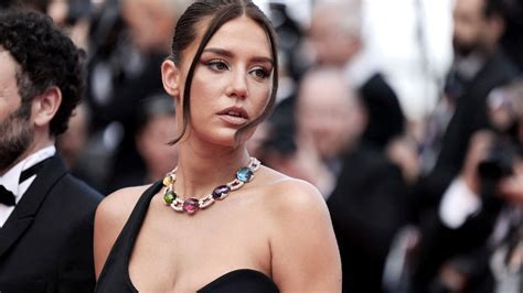 Adèle Exarchopoulos Ose Un Haut Très Sexy Qui Laisse Apparaître Sa Poitrine Pour Le Défilé De