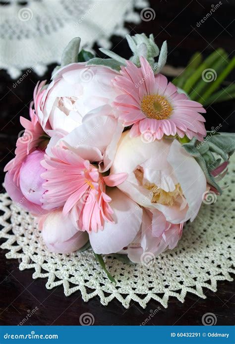 Ramalhete Das Pe Nias Brancas E De Gerberas Cor De Rosa Imagem De Stock