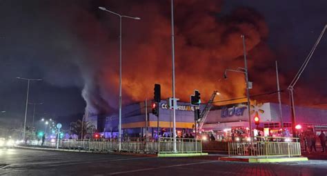 Incendio estructural destruyó un supermercado locales comerciales y 8