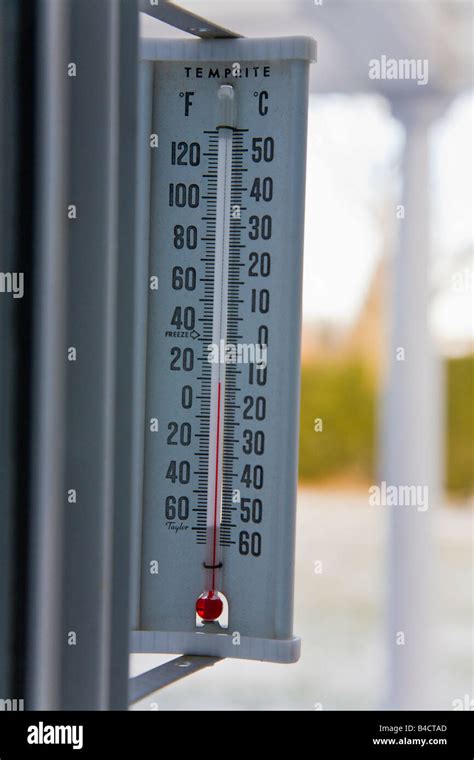 Thermometer showing freezing temperature Stock Photo - Alamy