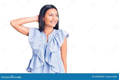 Joven Y Hermosa Chica Latina Con Ropa Casual Sonriendo Con El Pelo Tocado Con La Mano Levantando