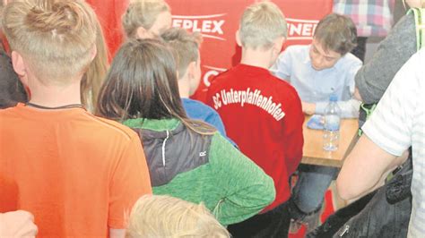 Schlange stehen für den Kinder Star