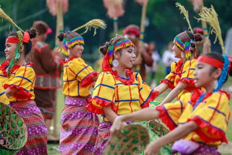 Manila Filipinas De Febrero De Bailarina Estudiantil Vestida