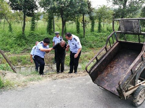 八旬老人中暑晕倒沟内 执勤民警紧急救助 电动车 民警 中暑 新浪新闻