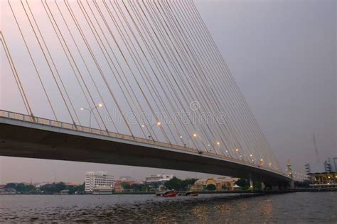 Puente Sobre El R O Encendido Por Las Luces De La Noche Iluminaci N