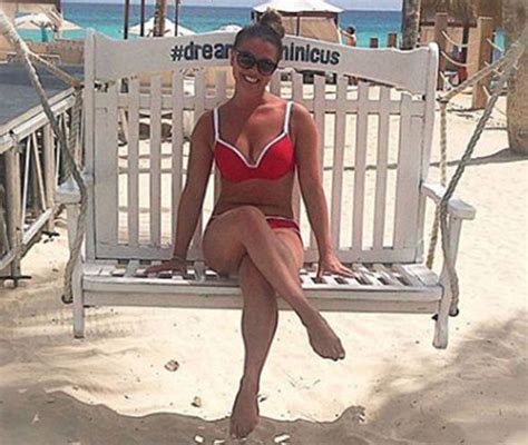 Hot Sexy Chloe Hewitt Bikini Pics