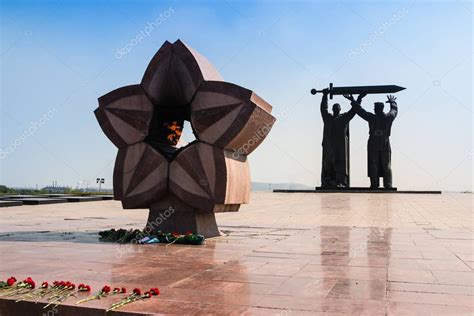 Monumento Dedicado Al Obrero Que Pasa La Espada Al Soldado En El