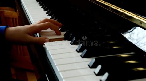 Niño Que Juega El Piano Vista Lateral Ascendente Cercana De Manos