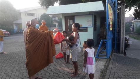 Peringatan Waisak Umat Buddha Bagikan Takjil Puasa Dan Sembako