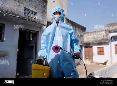 Trabajador Sanitario Indio En Un Traje De Protecci N Que Conduce La