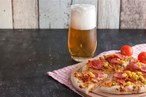 Pizza Con Ma Z Salchicha Tomates En Una Tabla De Madera Y Cerveza