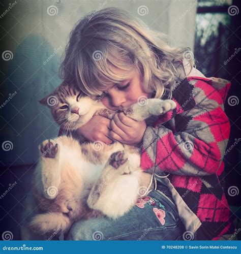 Petite Fille Jouant Avec Son Chat Photo Stock Image Du Adorable