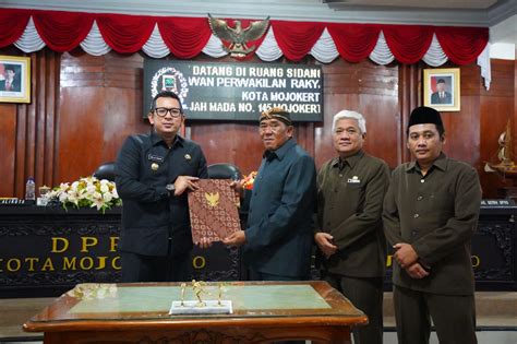 Hadiri Rapat Paripurna DPRD Pj Wali Kota Mojokerto Tangkap Rekomendasi