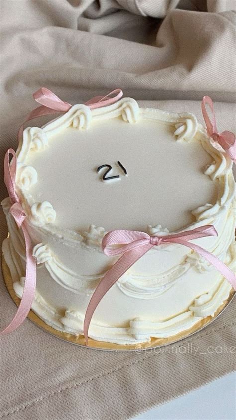 Бенто торт в стиле ламбет с бантиками. in 2024 | Vintage birthday cakes ...