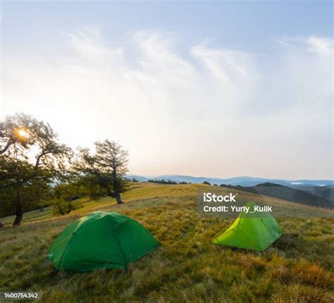 kamp wisata  gunung  pagi hari adegan perjalanan berkemah foto stok