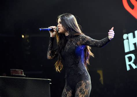 Selena Gomez Hot Celebs Home