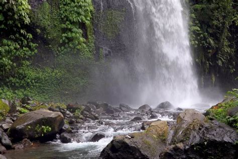 Cascada De Sendang Gili En La Isla Lombok Indonesia Al Pie Del Monte