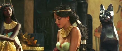 Nude video celebs Noémie Lenoir sexy Asterix Obelix Mission Cleopatra 2002