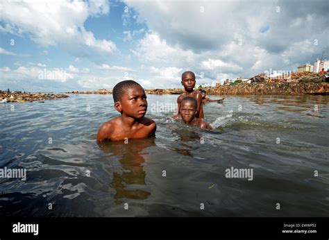 Kroo bay slum freetown sierra Banque de photographies et dimages à