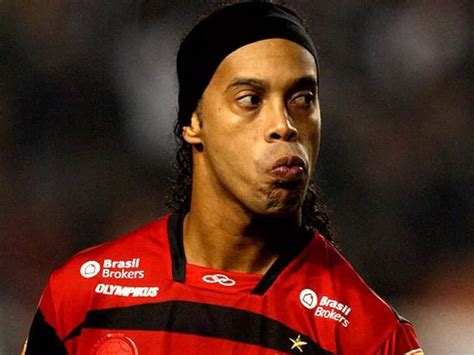 Ronaldinho Ga Cho Volta A Ser Intimado Pela Justi A