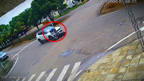 V Deo Mostra Motociclista Sendo Arremessado Em Batida Entre Biz E Jeep