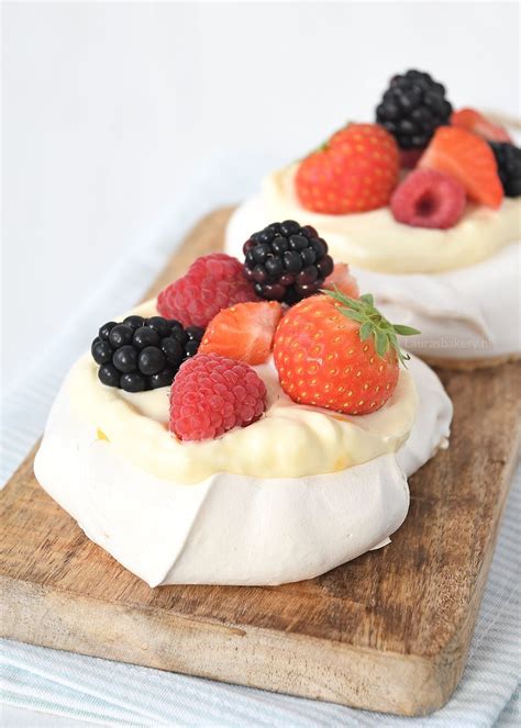 Mini Pavlova S Met Citroenroom En Rood Fruit Laura S Bakery