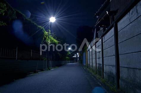 防犯のイメージ 暗い夜道と外灯 No 24391082｜写真素材なら「写真ac」無料（フリー）ダウンロードok